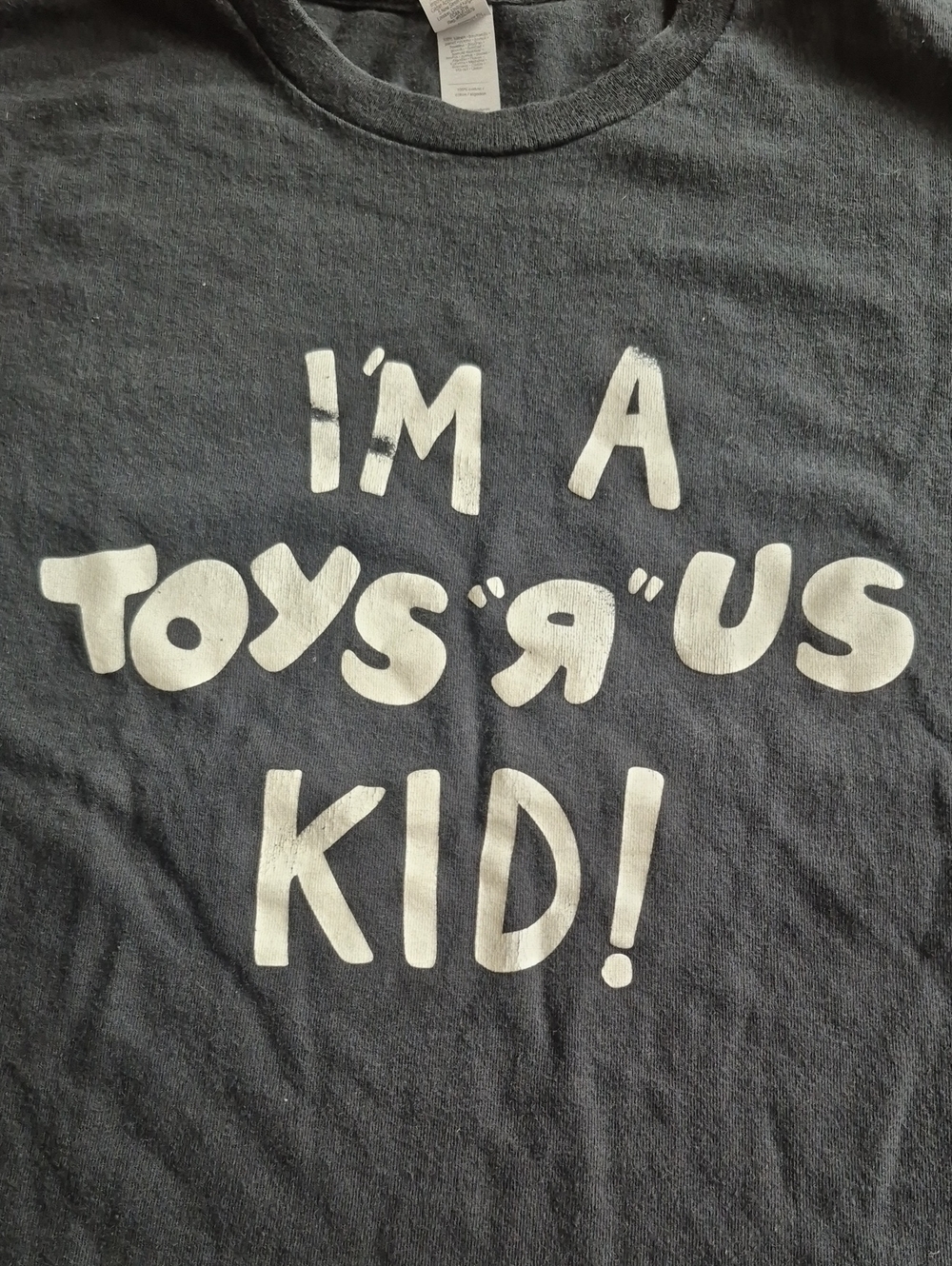 I'm a TOYSRUS Kid Tshirt Size L